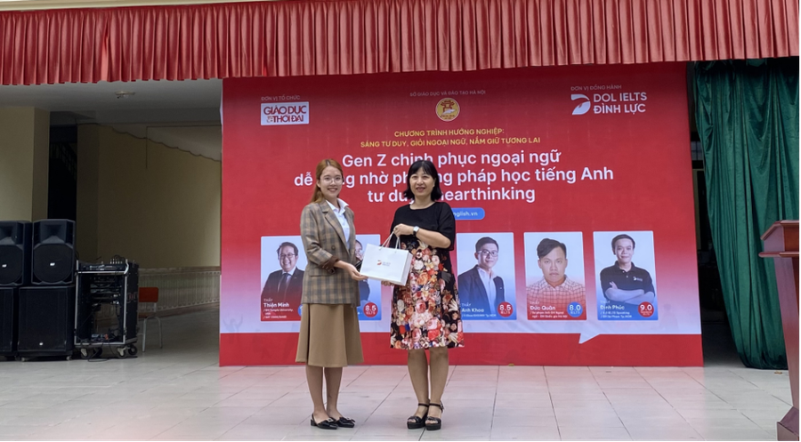 Diễn giả gửi món quà tặng BGH THPT Việt Nam- Ba Lan. Diễn giả gửi món quà tặng BGH THPT Việt Nam- Ba Lan.