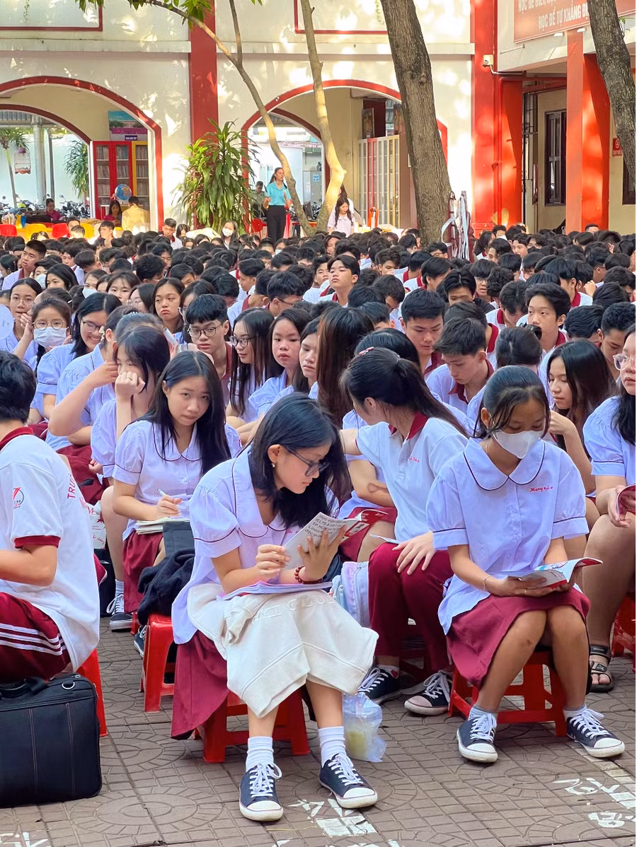 Các bạn học sinh sôi nổi thảo luận, thích thú tìm hiểu phương pháp Linearthinking.