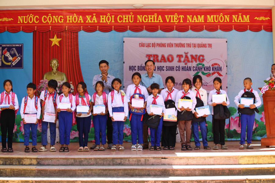 Lãnh đạo Phòng GD&amp;ĐT huyện Hướng Hóa trao quà và học bổng đến các em học sinh.