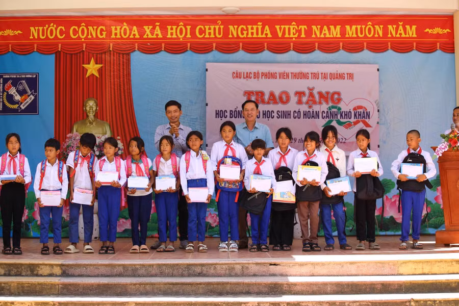 Lãnh đạo Phòng GD&amp;ĐT huyện Hướng Hóa trao quà và học bổng đến các em học sinh.