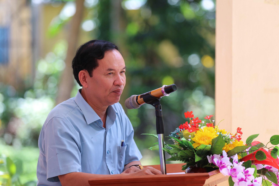 Ông Hoàng Văn Sơ – Phó trưởng Phòng GD&amp;ĐT huyện Hướng Hóa phát biểu tại lễ trao học bổng.