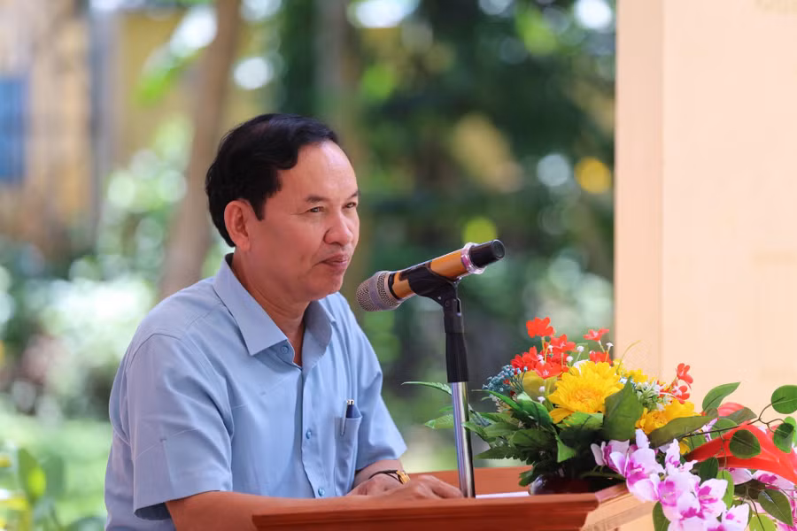 Ông Hoàng Văn Sơ – Phó trưởng Phòng GD&amp;ĐT huyện Hướng Hóa phát biểu tại lễ trao học bổng.