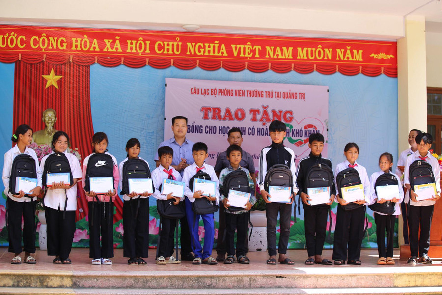 Trường Phổ thông Dân tộc bán trú (PTDTBT)– Tiểu học và THCS Hướng Lập đóng ở địa bàn vùng biên giới, đa số học sinh là con em đồng bào Vân Kiều.