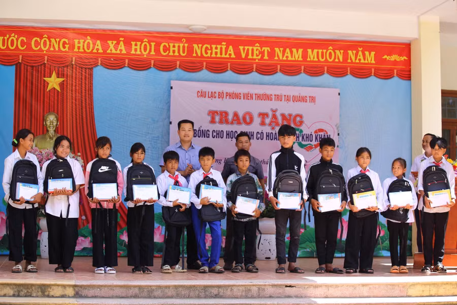Trường Phổ thông Dân tộc bán trú (PTDTBT)– Tiểu học và THCS Hướng Lập đóng ở địa bàn vùng biên giới, đa số học sinh là con em đồng bào Vân Kiều.