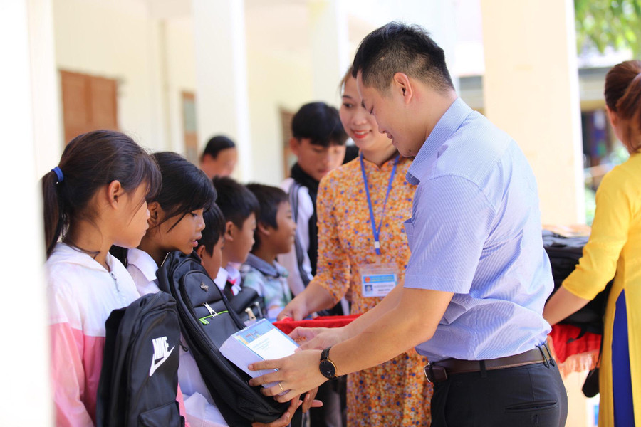 Những món quà ý nghĩa thể hiện sự chia sẻ đối với các em dịp đầu năm học.