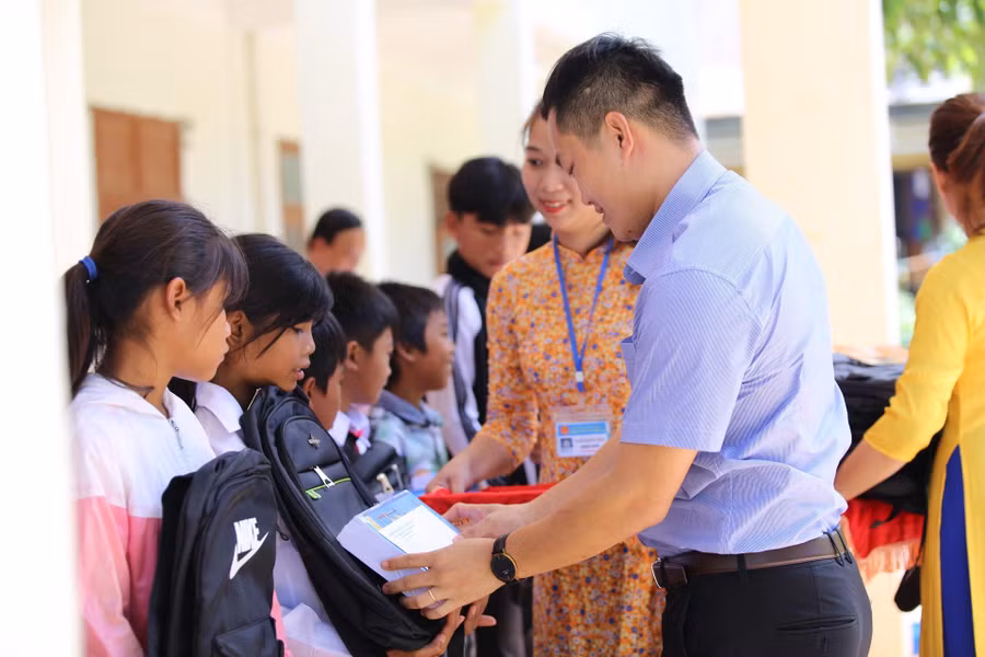 Những món quà ý nghĩa thể hiện sự chia sẻ đối với các em dịp đầu năm học.