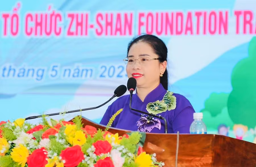 Bà Nguyễn Thanh Nga - Trưởng phòng GD&amp;ĐT huyện Thạch Hà (Hà Tĩnh) phát biểu tại hội nghị.