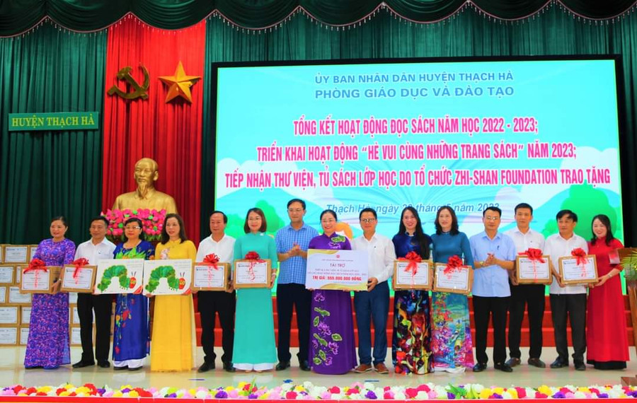 Tổ chức Zhi-Shan Foundation đã trao biểu trưng số tiền 555 triệu đồng hỗ trợ thiết lập 3 thư viện thân thiện và 95 tủ sách cùng tài liệu cho ngành Giáo dục huyện Thạch Hà.