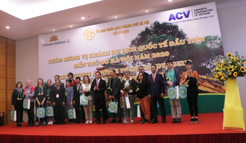 Những vị khách đầu tiên đến Hà Nội trong năm 2020.