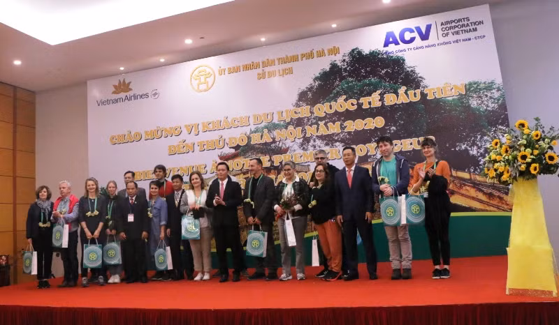 Những vị khách đầu tiên đến Hà Nội trong năm 2020.