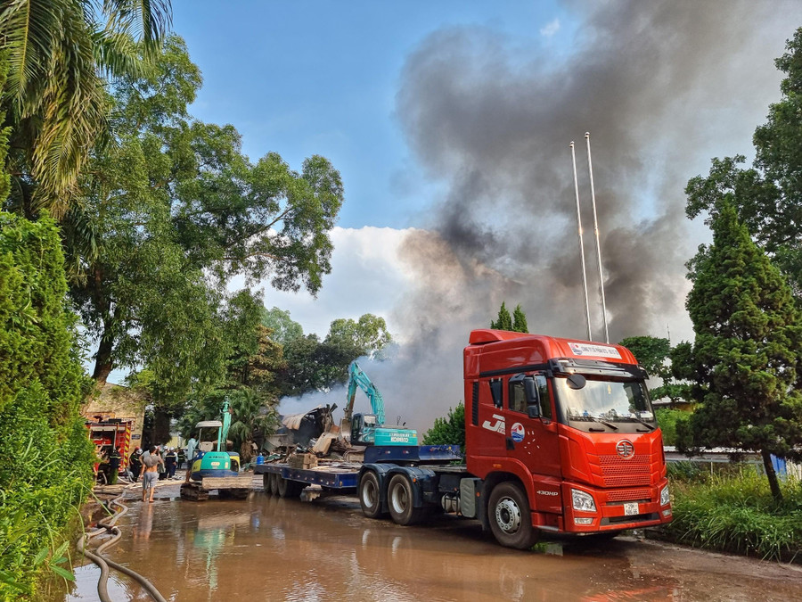 Khu vực cháy nằm trong khuôn viên của xí nghiệp, có diện tích hàng trăm m2, được quây bằng tôn. Khu vực cháy nằm trong khuôn viên của xí nghiệp, có diện tích hàng trăm m2, được quây bằng tôn.