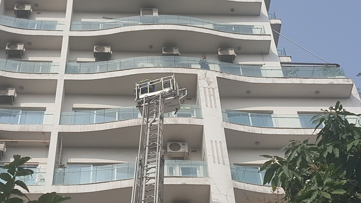 Xe thang được đưa đến hiện trường. Ảnh: Vietnamnet