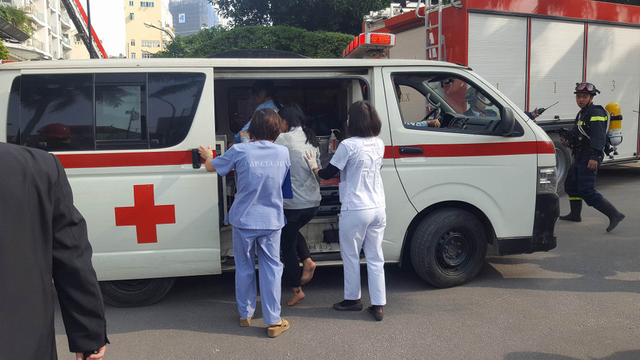 4 xe cấp cứu được điều tới hiện trường. Ảnh: Vietnamnet