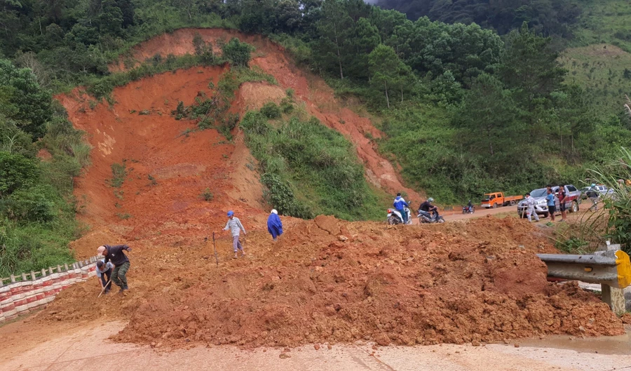 Đoạn sạt lở trên đèo Lò Xo khiến các phương tiện không thể di chuyển.