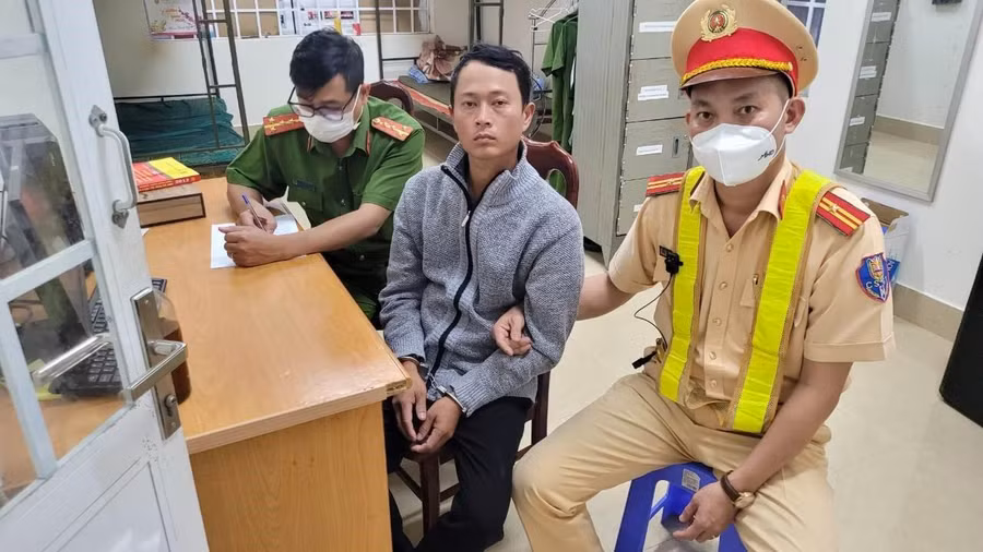 Đối tượng Lê Văn Nghĩa tại cơ quan công an (ảnh: SĐ).