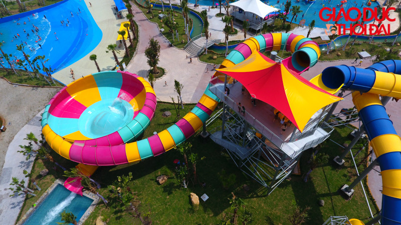 Công viên nước có 9 hạng mục trò chơi mạo hiểm, tốc độ như đường trượt 4 làn, đường trượt xoắn ốc, vòng xoáy khổng lồ, sông lười, hố đen vũ trụ, máng trượt, khu tạo sóng nhân tạo.