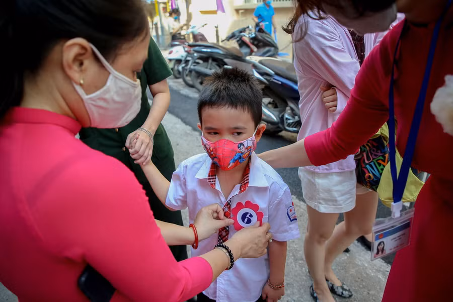 Trong sáng ngày hôm nay, tại trường Tiểu học Thăng Long (Q.Hoàn Kiếm- Hà Nội) hơn 200 học sinh khối lớp 1 đã đến tựu trường.