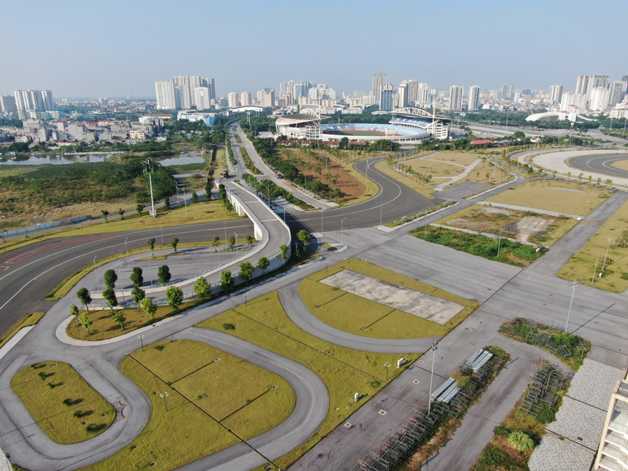 Đường đua F1 khởi công ngày 20/3/2019, có tổng chiều dài 5,607 km, gồm 22 góc cua, giờ để cỏ mọc hoang.