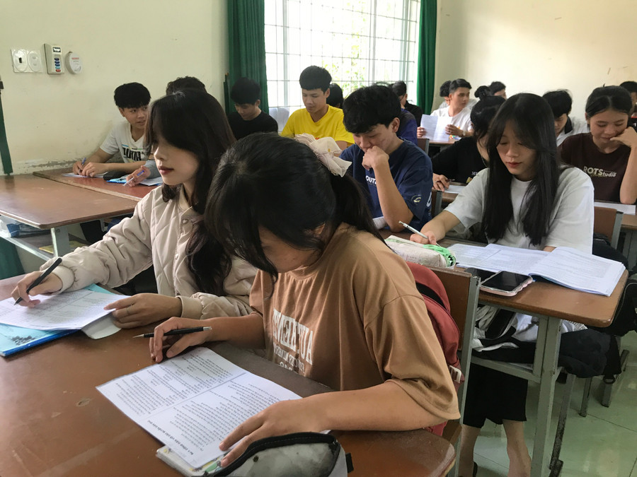 Các bạn học sinh khối 12 Trường THPT Lê Duẩn, miệt mài ôn thi tốt nghiệp THPT.