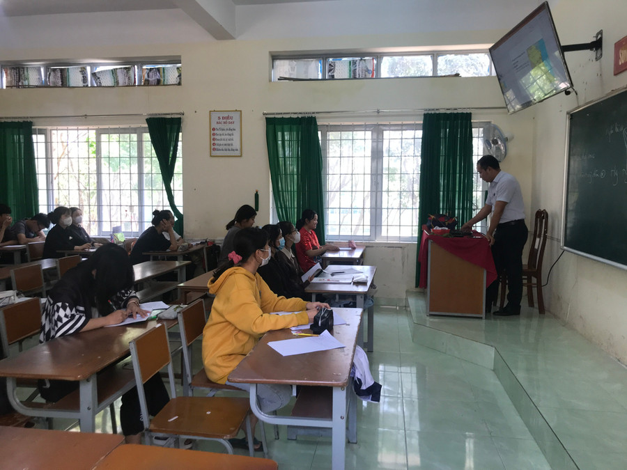 Giờ ôn tập môn Lịch sử cho học sinh khối 12 của thầy Y Nghiêm.