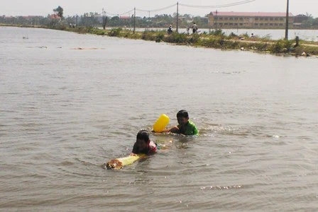 Những đứa trẻ đùa giỡn với &quot;thủy thần&quot;