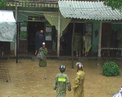 Người dân Vũ Quang hối hả vận chuyển đồ chạy lũ