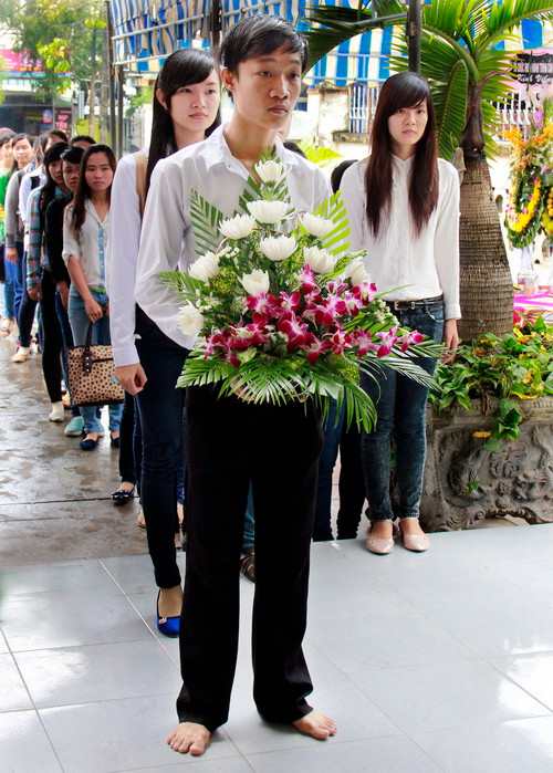 12. Thế hệ trẻ Tây Đô gửi những đóa hoa tươi thắm đến Đại tướng của lòng dân