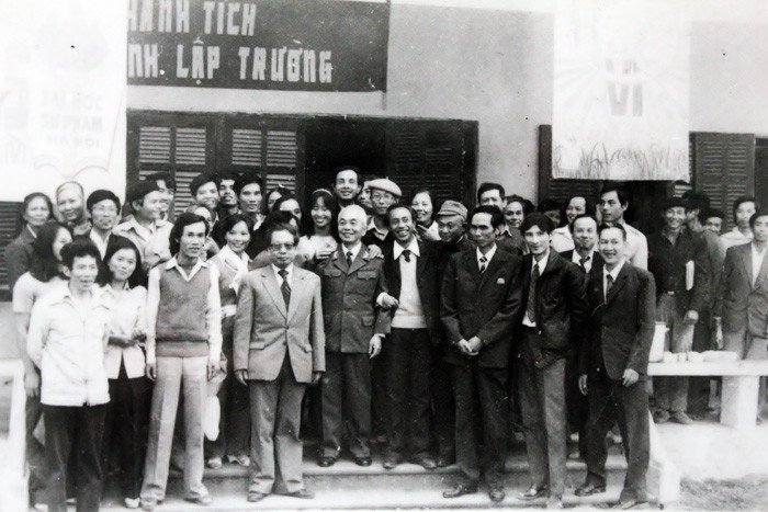 Cán bộ, giảng viên Trường ĐHSP Hà Nội vui mừng được đón Đại tướng Võ Nguyên Giáp về thăm trường