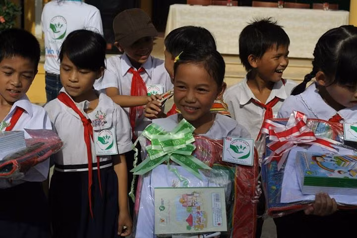 Trao học bổng cho học sinh, sinh viên nghèo hiếu học