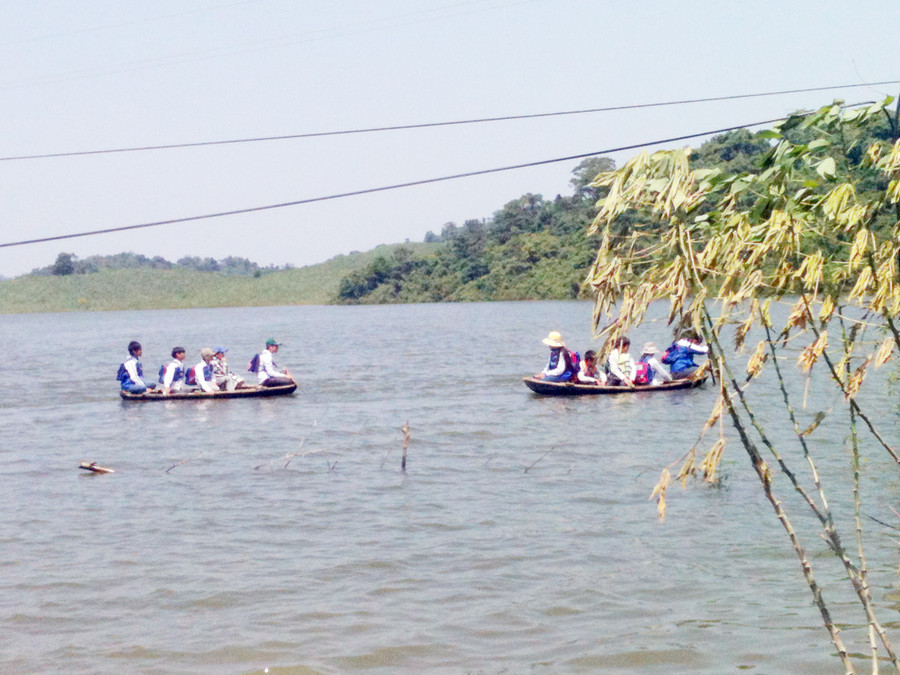 Những con thuyền nhỏ nhoi hơn giữa sóng nước mênh mông. Ảnh: Nguyễn Quỳnh