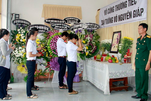 5. Giờ tan học, học sinh đến viếng Đại tướng tại Hội CCB TP. Cần Thơ