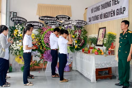 5. Giờ tan học, học sinh đến viếng Đại tướng tại Hội CCB TP. Cần Thơ