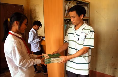 Thầy Hiệu trưởng Nguyễn Văn Tuyến trao sách cho học sinh