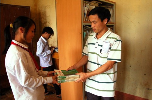 Thầy Hiệu trưởng Nguyễn Văn Tuyến trao sách cho học sinh Thầy Hiệu trưởng Nguyễn Văn Tuyến trao sách cho học sinh