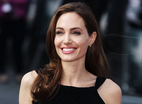 Tự truyện Angelina Jolie giá kỷ lục 50 triệu USD