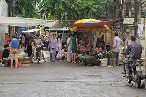 Hà Nội: Chợ tạm, chợ cóc hoạt động tràn lan