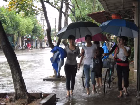 Trường học Hà Tĩnh ngập lụt vì mưa lớn