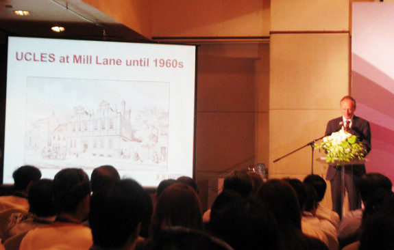 Ông Roger Johnson, Giám đốc Điều hành Hội đồng Khảo thí Tiếng Anh ĐH Cambridge phát biểu tại buổi Lễ)