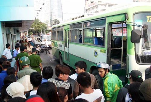 Cô giáo nước ngoài chết thảm dưới bánh xe buýt