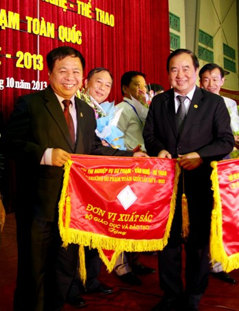 Thứ trưởng Trần Quang Quý trao cờ thi đua xuất sắc cho các đơn vị IMG_05.jpg