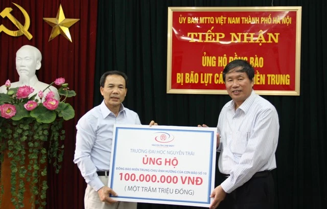 ĐH Nguyễn Trãi trao 100 triệu đồng ủng hộ miền Trung