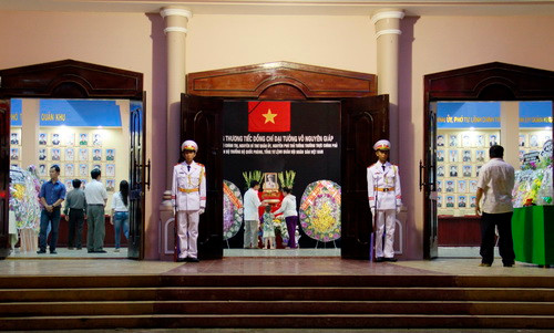 9. Nhiều người đến viếng Đại tướng Võ Nguyên Giáp tại Bảo tàng các Lực lượng vũ trang Nhân dân đồng bằng sông Cửu Long