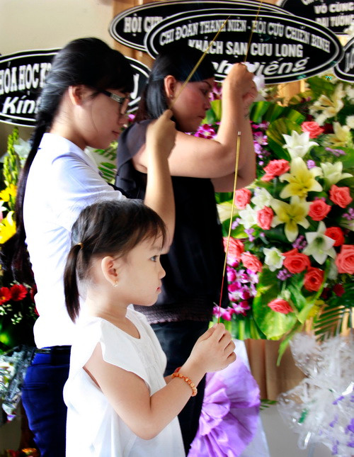 4. Bé gái này đi cùng mẹ và chị đến thắp hương cho Đại tướng tại Hội CCB TP. Cần Thơ
