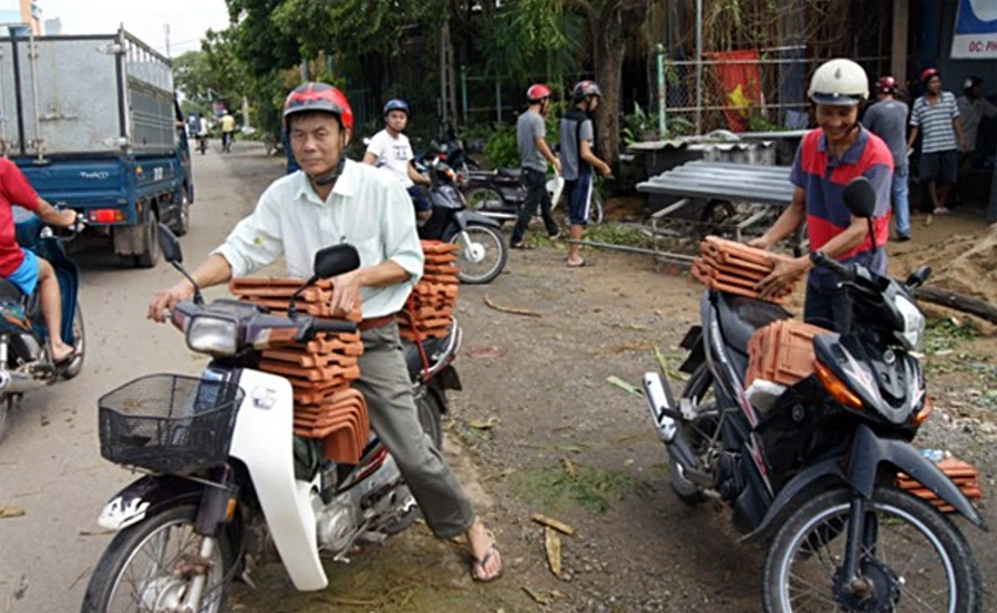 Ban Chấp hành Trung ương Đảng quyên góp giúp đỡ đồng bào miền Trung