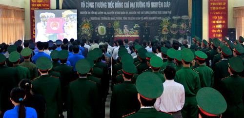 10. Không khí trang nghiêm hướng về Lễ truy điệu Đại tướng Võ Nguyên Giáp tại Bộ Chỉ huy Quân sự thành phố Cần Thơ sáng ngày 13/10/2013