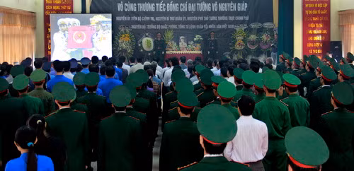 10. Không khí trang nghiêm hướng về Lễ truy điệu Đại tướng Võ Nguyên Giáp tại Bộ Chỉ huy Quân sự thành phố Cần Thơ sáng ngày 13/10/2013