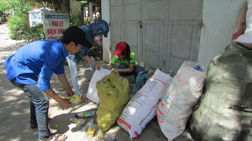 Các thành viên trong nhóm CTXHĐĐ đang phân loại ve chai để đưa đi bán cho đại lý Các thành viên trong nhóm CTXHĐĐ đang phân loại ve chai để đưa đi bán cho đại lý