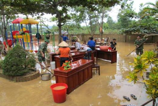 Bộ đội và Đoàn viên huyện Đoàn Hương Khê giúp giáo viên trường tiểu học Hương Đô nhanh chóng ổn định trường lớp cho HS đến trường Bộ đội và Đoàn viên huyện Đoàn Hương Khê giúp giáo viên trường tiểu học Hương Đô nhanh chóng ổn định trường lớp cho HS đến trường
