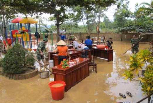 Bộ đội và Đoàn viên huyện Đoàn Hương Khê giúp giáo viên trường tiểu học Hương Đô nhanh chóng ổn định trường lớp cho HS đến trường