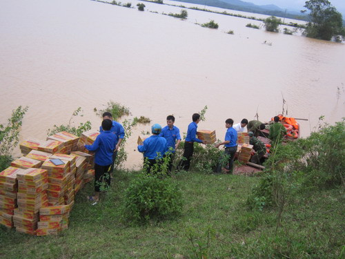 ĐVTN tỉnh đoàn Hà Tĩnh vận chuyển lương thực đến cho người dân xã Phương Mỹ huyện Hương Khê ĐVTN tỉnh đoàn Hà Tĩnh vận chuyển lương thực đến cho người dân xã Phương Mỹ huyện Hương Khê